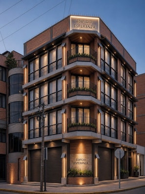 Een meerlaags gebouw met een bord met de tekst 'EDIFICIO ESPERANZA' bij de ingang.