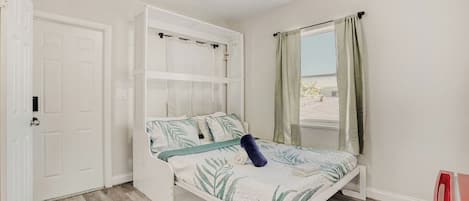 Cortinas blackout, insonorización y tabla de planchar con plancha