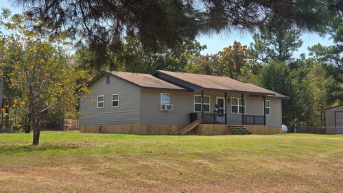 Quiet neighborhood 3-bedroom house w/ 2 full bathrooms & full kitchen in Rattan