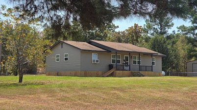 Quiet neighborhood 3-bedroom house w/ 2 full bathrooms & full kitchen in Rattan