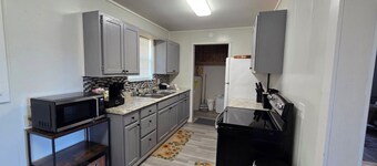 Quiet neighborhood 3-bedroom house w/ 2 full bathrooms & full kitchen in Rattan