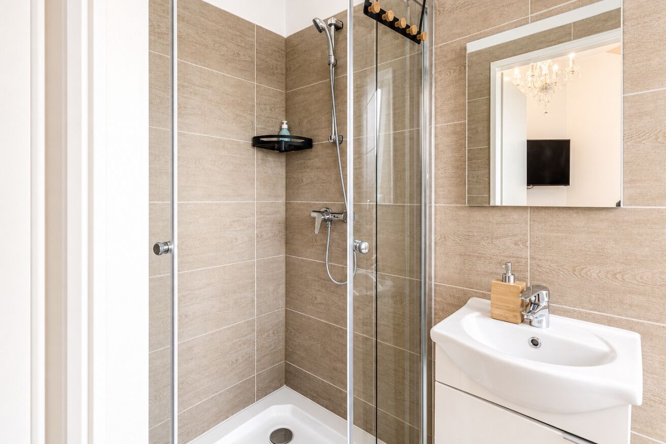 Dusche, Haartrockner, Handtücher, Seife