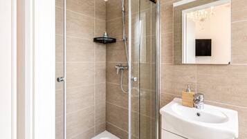 Dusche, Haartrockner, Handtücher, Seife