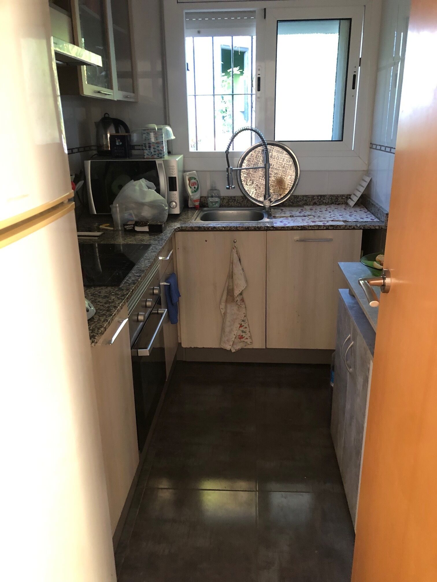 Coffee/tea maker, fridge, microwave, stovetop