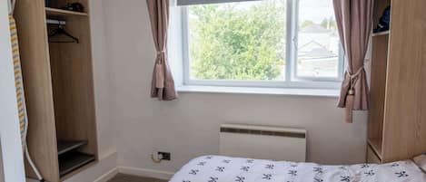 Tabla de planchar con plancha, wifi y ropa de cama