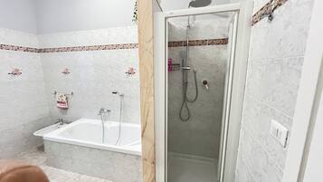 Familien-Dreibettzimmer, Talblick | Badezimmer