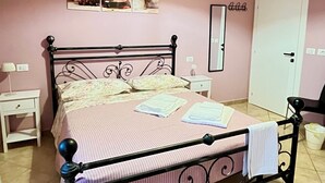 Dubbelrum för familj - privat badrum - utsikt mot trädgården
