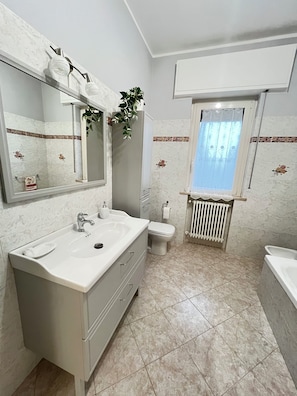Familien-Dreibettzimmer, Talblick | Badezimmer