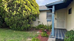 A residential house with a front porch, a mailbox, and a door. - Bay Ho Retreat—Sleeps 9—5-Minutes to La Jolla, Pacific Beach, Bay & Trolley (San Diego)