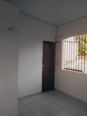 Imej tidak diklasifikasikan, 4 daripada 6, butang