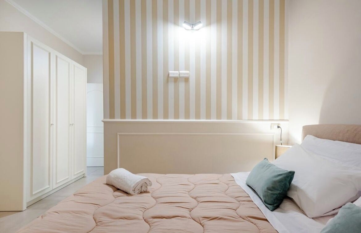 Espacio para trabajar con un portátil y cortinas opacas