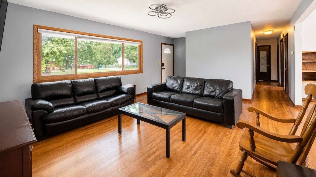 5br Group House - Brooklyn Center - Sleeps 10 - Maple Grove, MN