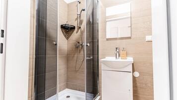Dusche, Haartrockner, Handtücher, Seife