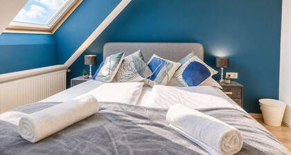Group Stay Near Hauptbahnhof | AC Rooms