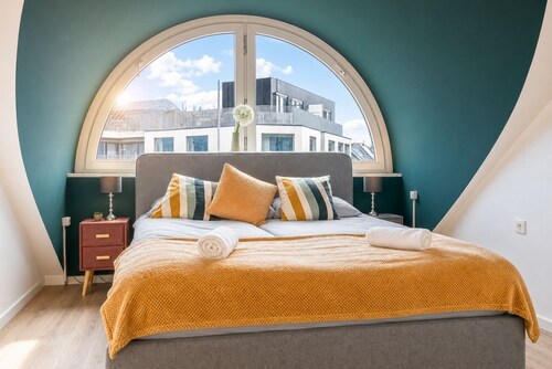Group Stay Near Hauptbahnhof | AC Rooms