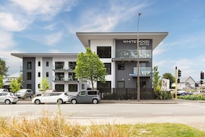 Exterior - Spacious Accessible CBD Apartment, metres from new stadium, free carpark onsite (Christchurch)