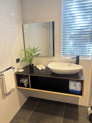 Bathroom - Spacious Accessible CBD Apartment, metres from new stadium, free carpark onsite (Christchurch)