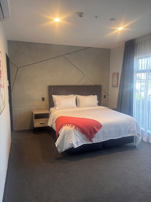 Room - Spacious Accessible CBD Apartment, metres from new stadium, free carpark onsite (Christchurch)