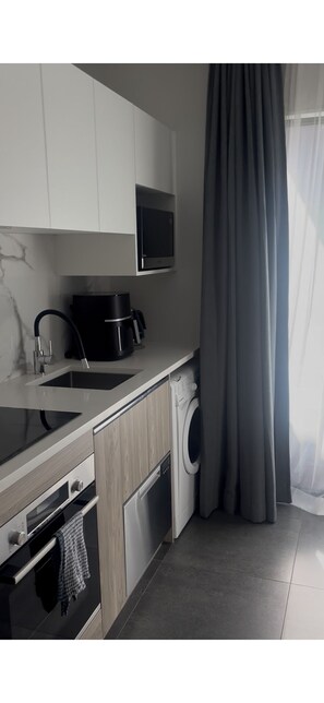 Private kitchen - Spacious Accessible CBD Apartment, metres from new stadium, free carpark onsite (Christchurch)