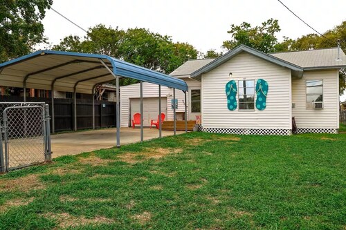 Charming Three Bedroom One Bathroom - Close To Everything