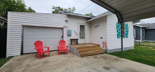 Charming Three Bedroom One Bathroom - Close To Everything