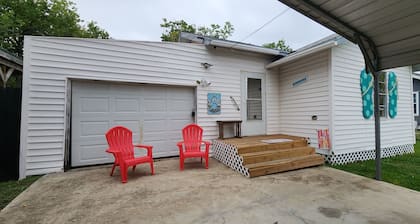 Charming Three Bedroom One Bathroom - Close To Everything