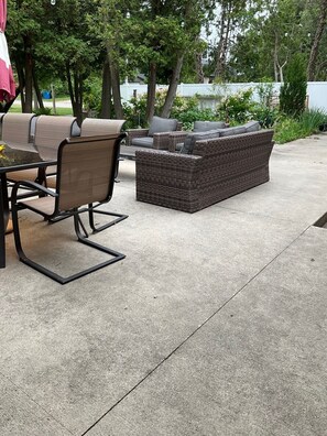 Outdoor dining - Lovely 3-bedroom house with AC in charming Manistee (Manistee)