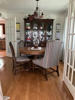 Dining - Lovely 3-bedroom house with AC in charming Manistee (Manistee)