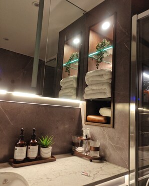 Een douche, een haardroger, handdoeken, zeep