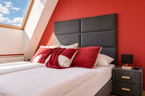 A bedroom with a bed, a nightstand, and a window. - Bright AC Room Near Hauptbahnhof (Vienna)