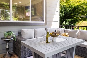 Outdoor dining - Spacious Kirkland Home Near Microsoft & Google (Kirkland)