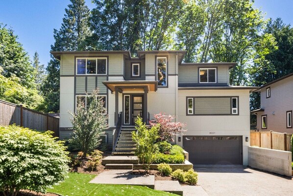 Exterior - Spacious Kirkland Home Near Microsoft & Google (Kirkland)