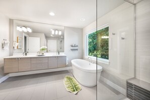 Bathroom - Spacious Kirkland Home Near Microsoft & Google (Kirkland)