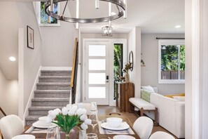 Dining - Spacious Kirkland Home Near Microsoft & Google (Kirkland)