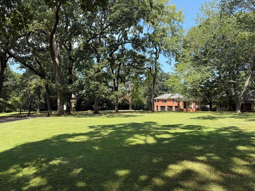 A fully furnished studio apartment with private setting minutes from downtown.