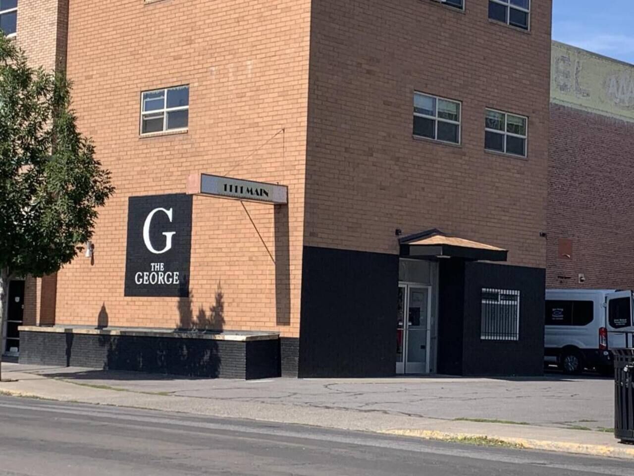 Un edificio con un letrero llamativo para el hotel 'The George'.
