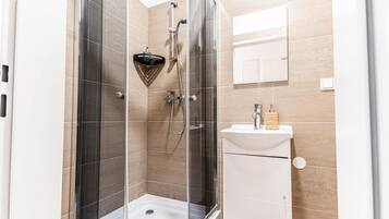 Dusche, Haartrockner, Handtücher, Seife