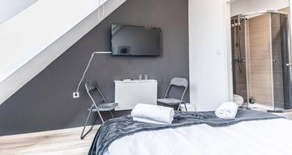 Quiet AC Room Near Hauptbahnhof