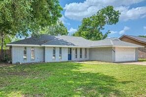 Exterior - Ashbury Home - Quiet Area Near Downtown (Arlington)