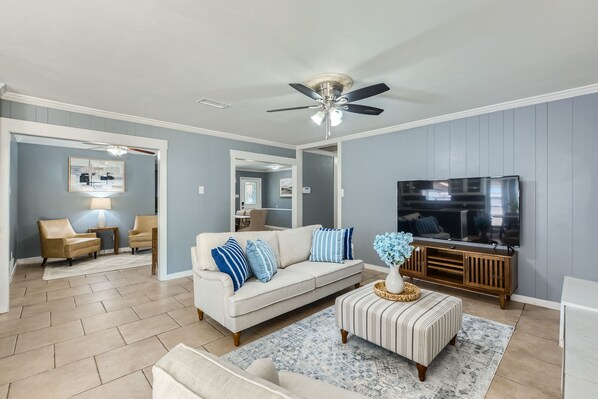 Living area - Ashbury Home - Quiet Area Near Downtown (Arlington)