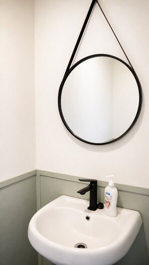 Douche, sèche-cheveux, serviettes fournies, savon
