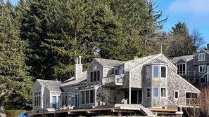 Exterior - Gorgeous, light-filled 4-bedroom beachfront house (Newport)