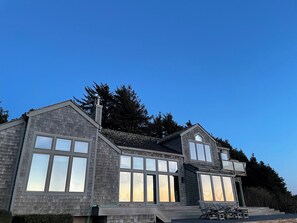 Exterior - Gorgeous, light-filled 4-bedroom beachfront house (Newport)