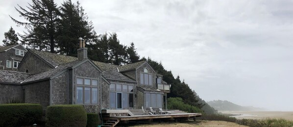 Exterior - Gorgeous, light-filled 4-bedroom beachfront house (Newport)