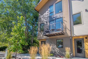 A multi-story building with a balcony, large windows, and a number '4' on the door. - River Street Lookout- Lux 3BD w/ Rooftop Views + Hot tub Downtown Hailey (Hailey)
