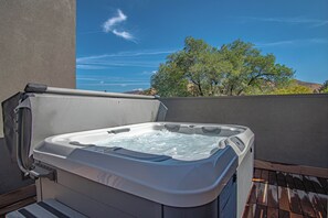 A hot tub on a wooden deck with a clear sky and trees in the background. - River Street Lookout- Lux 3BD w/ Rooftop Views + Hot tub Downtown Hailey (Hailey)