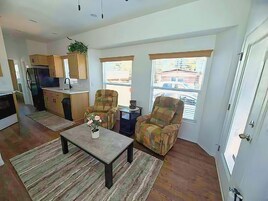 Una sala de estar moderna con un sofá, una mesa de centro y vistas al exterior.