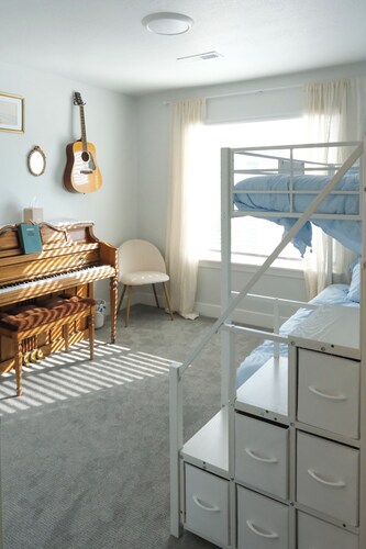 The Windy Sage - peaceful and family friendly home for any event; sleeps 10+