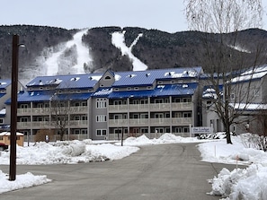 En flervåningsbyggnad med en skylt som visar texten: ”The Lodge Condominium Hotel”.