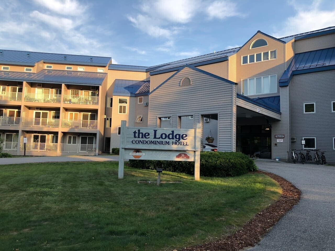 Een bord met 'The Lodge Condominium Hotel', met een goed zicht op de gevel.